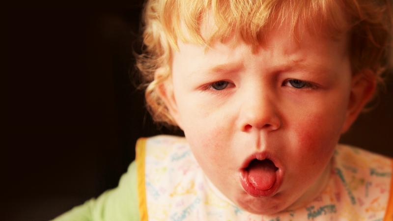 Hình ảnh mẹ đang ân cần chăm sóc em bé bị ho sổ mũi, tìm kiếm giải pháp hỗ trợ hiệu quả